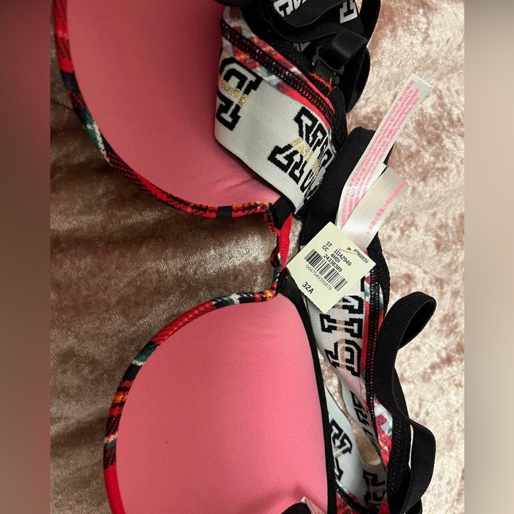 Brand new victoria secret bra ! Never worn . With tags . Completely new